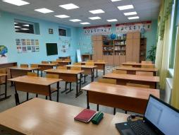 Кабинеты начальных классов

Кабинеты оборудованы интерактивными досками с проекторами, либо большим телевизором, либо интерактивной панелью, все подключены к ноутбукам учителей с высокоскоростным доступом в сеть Интернет.
Кабинет №146 оборудован управляемой внешней видеокамерой для организации дистанционного обучения, телеконференций