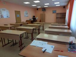 Учительская

Кабинет оборудован интерактивной доской с проектором,  с подключением к ноутбуку учителя, с высокоскоростным доступом в сеть Интернет.
В кабинете есть дополнительный ноутбук с принтером и сканером, с высокоскоростным доступом в сеть Интернет для работы учителей.
В кабинете установлено 3D-оборудование для показа учебных фильмов по предметам в 3D формате с использованием индивидуальных специальных очков.
В кабинете проводятся уроки для обучающихся, совещания и  педагогические советы для учителей