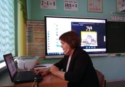 Компьютеры, ноутбуки, планшеты позволяют вести интерактивное, дистанционное обучение, искать информацию и общаться через сеть Интернет и внутреннюю сеть, подключать цифровое оборудование, управлять интерактивными досками и панелями, выводить изображения на телевизоры большого формата, проводить тестирование и подготовку к ГИА
